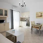 Lydia's East דירה