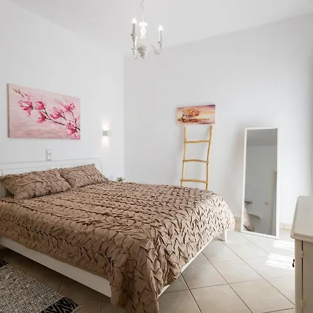 Lydia's East アパート