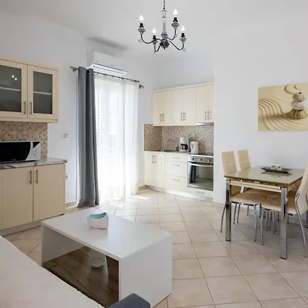 Lydia's East アパート